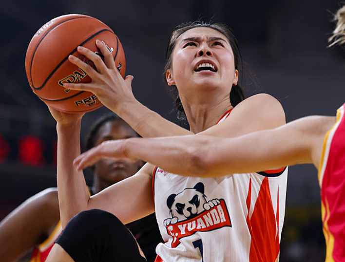 泪目!中国女篮30岁王牌造12分主宰末节:铸就4年3冠新王朝
